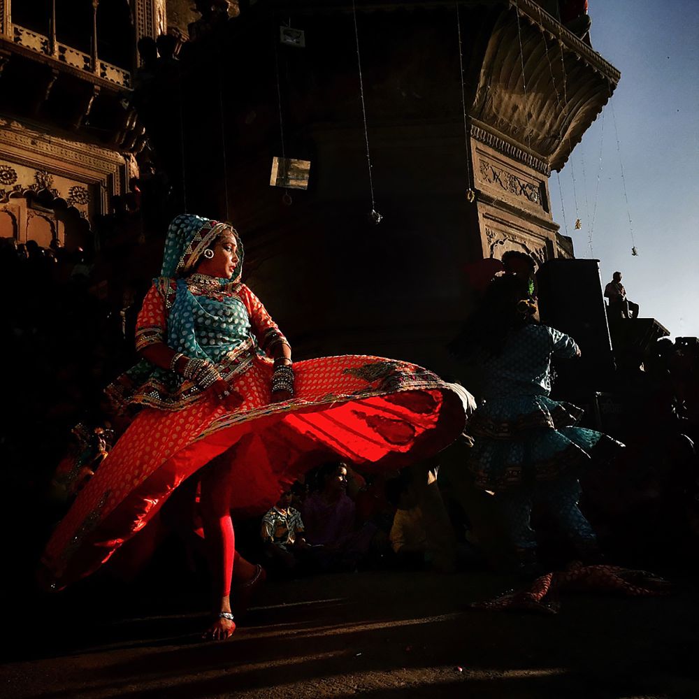 یک زن هندی نقش رادا (از قدیسان هندو) را بیرون یک معبد در حین جشنواره هولی در نزدیکی دهلی اجرا می‌کند - مجید سعیدی </p>


<p>