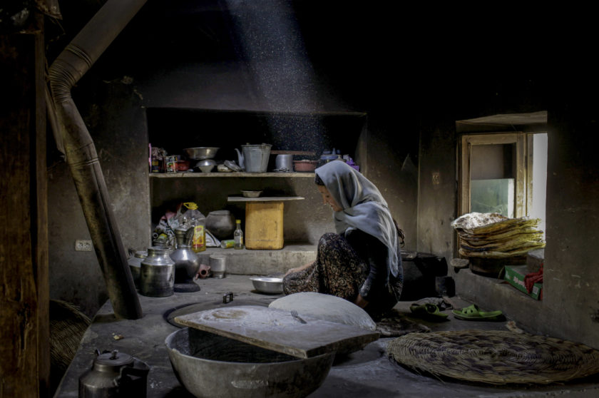 افغانستان – ۲۰۱۱ – یک زن افغان در شهر مرزی بدخشان نان می‌پزد – ۲۰۱۱ – دایانا مارکوسیان – مگنوم فوتوز</p>


<p>