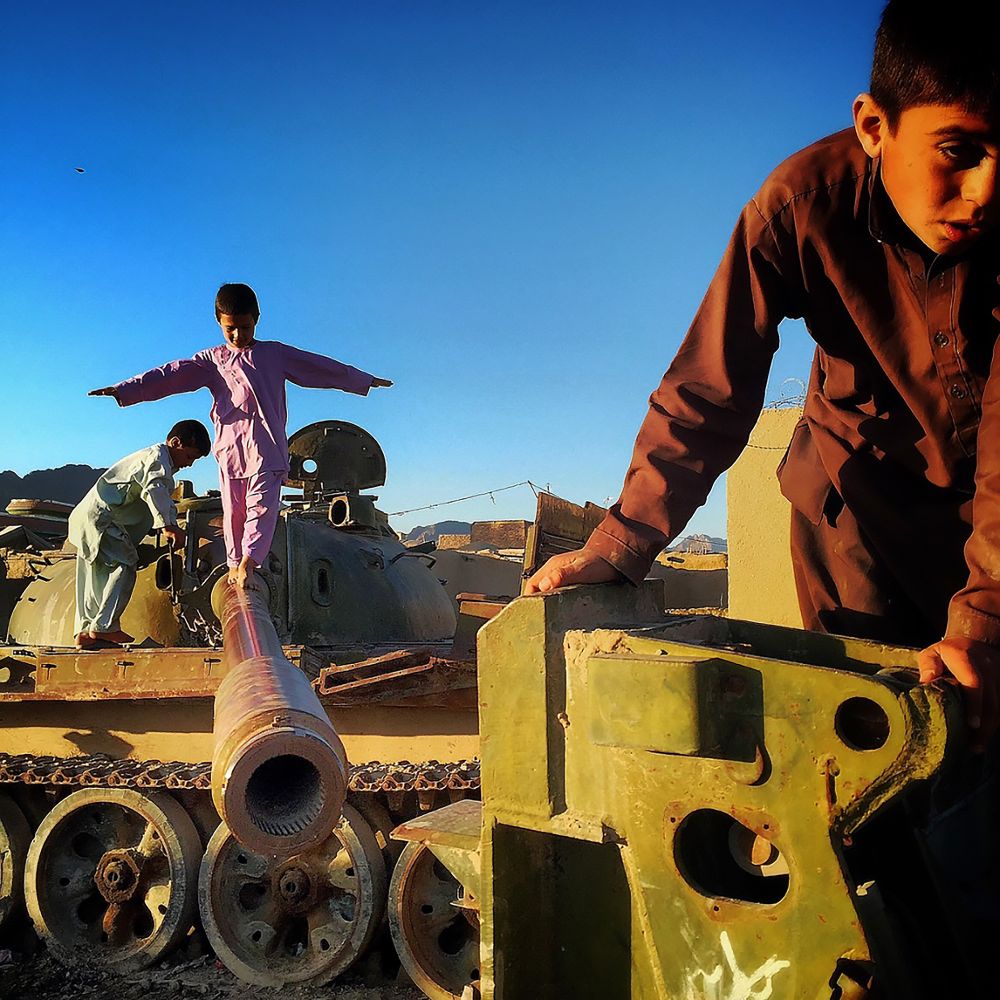 کودکان افغان با تانک‌های روسی بازمانده از درگیری‌های سال ۲۰۰۱ بازی می‌کنند. این تانک‌ها در مرکز قندهار توسط نیروهای آمریکایی مورد حمله قرار گرفتند- مجید سعیدی</p>


<p>