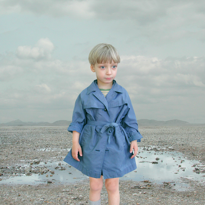تصویر شماره دو-لورتا لوکس-Boy in a blue raincoat - پسری با کت بارانی آبی-2001