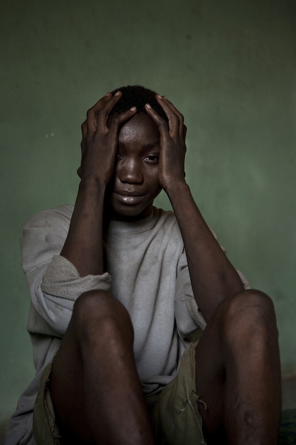محمد کونته، ۱۴ ساله با مجازات ۳ سال حبس و یا پرداخت حدودا ۳۰ یورو، به خاطر حمل یک بسته ماریجوانا. او که خانواده‌ای برای کمک ندارد به احتمال زیاد مجبور به تحمل ۳ سال حبش خواهد بود. سیرالئون، ۵ فوریه ۲۰۱۰ - فرناندو مورالس - پانوس پیکچرز - برگزیده ۲۰۱۲ بورسیه تیم هترینگتون