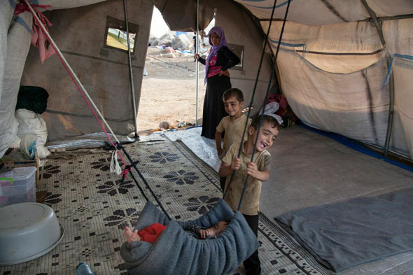 کودکی با برادر خود در کمپ دیرک سوریه بازی می‌کند. آنها به مدت ۶ روز در کوه سنجار بودند.