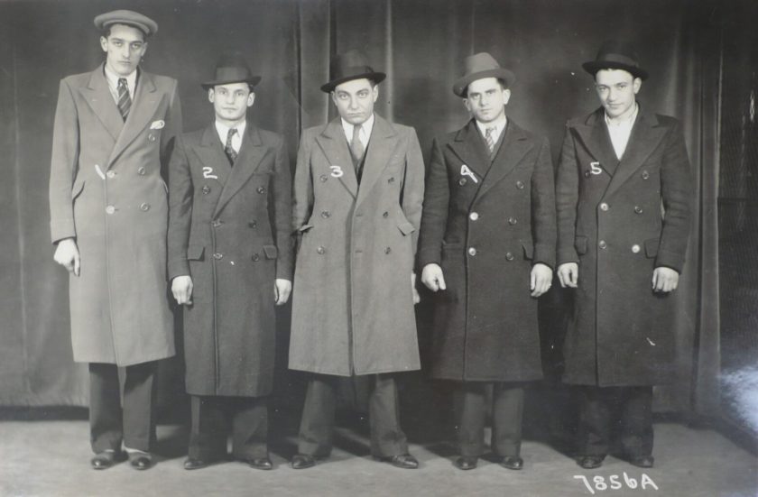 یکی از جفت عکس‌های شناسایی صف مظنونین در پلیس آمریکا – ۱۹۳۳/۰۵/۰۱ (با و بدون کلاه) – اثر عکاس ناشناخته
