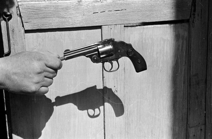مکزیکوسیتی ۱۹۷۰ - اسلحه مربوط به جنایت – یک شوهر بر اثر حسادت ابتدا به همسر و سپس محبوب او شلیک می‌کند – من سایه را هم در قاب قرار داده‌ام، این کار مرا یاد فیلم‌های گانگستری می‌اندازد – اثر انریکه متینیدز (Enrique Metinides)